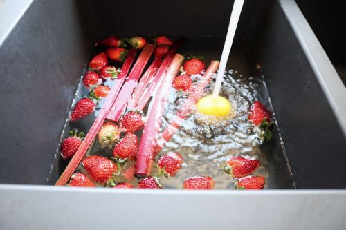 vegan strawberry rhubarb crisp preparig process